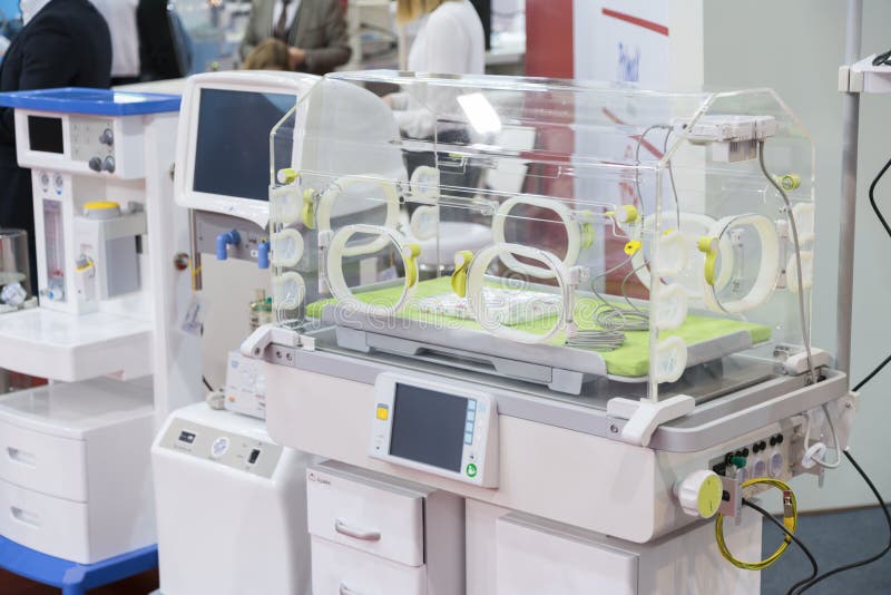 Incubadora moderna do beb? Incubadora infantil vazia em uma sala de hospital Incubadora do ber??rio no hospital Caixa para levar fotografia de stock Incubadora moderna do beb? Incubadora infantil vazia em uma sala de hospital Incubadora do ber??rio no hospital Caixa para levar fotografia de stock