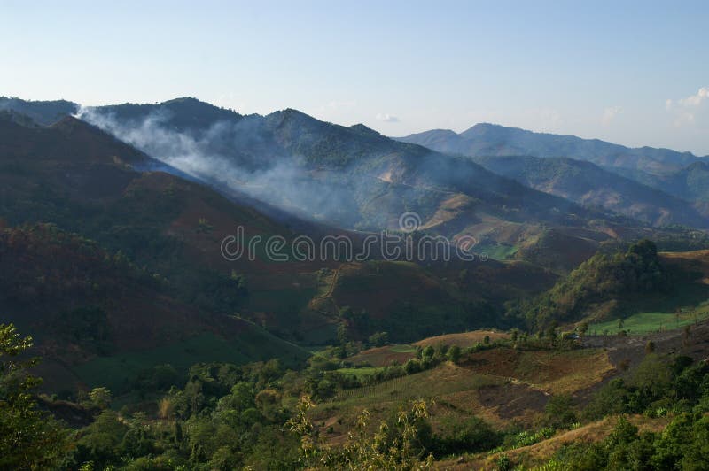 Incêndio florestal no Mountain View imagens de stock royalty free Incêndio florestal no Mountain View imagens de stock royalty free