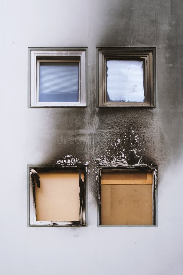 Incêndio na casa ou no lar - apartamento queimado com janelas e fachada de prédio cobertas de barro e apagadas com fuligem
