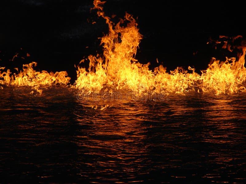 Incêndio na água fotografia de stock royalty free Incêndio na água fotografia de stock royalty free