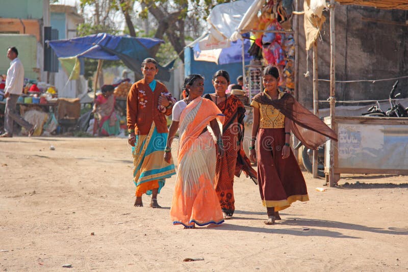 Inde, Hampi, le 2 février 2018 Les femmes dans des saris lumineux descendent la rue et le sourire Femmes indiens photos stock Inde, Hampi, le 2 février 2018 Les femmes dans des saris lumineux descendent la rue et le sourire Femmes indiens photos stock