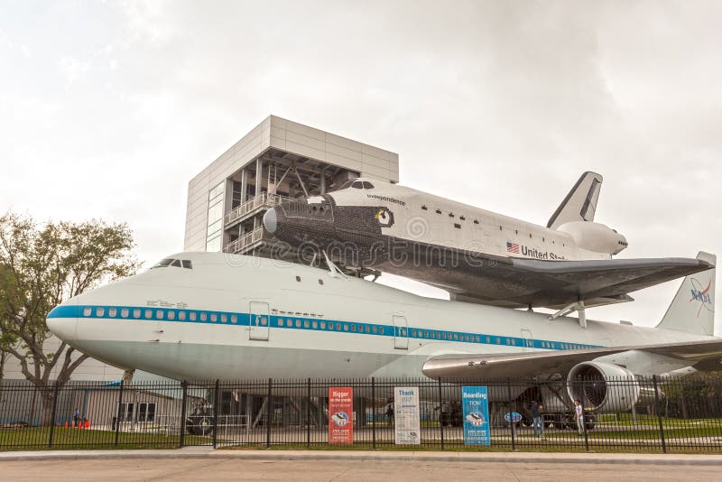 Independência da canela e aviões de portador no centro da NASA em Houston fotografia de stock Independência da canela e aviões de portador no centro da NASA em Houston fotografia de stock