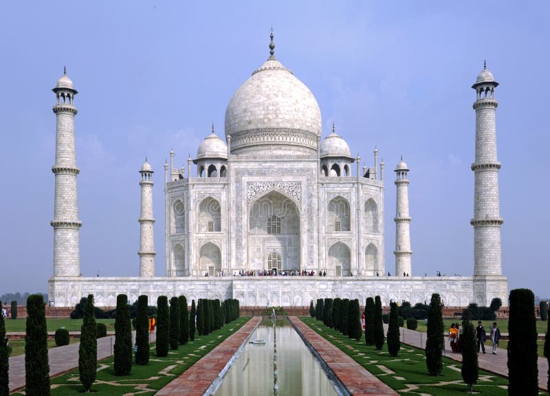 Indien, agra, blauer Himmel und eine Perspektive, eines der sieben Wunder der Welt, das taj mahal Denkmal gebaut im 17 Jahrhundert von der fünften Moghul-Kaiser Shah Jahan , eine Liebe, die Hommage an seine Frau.
