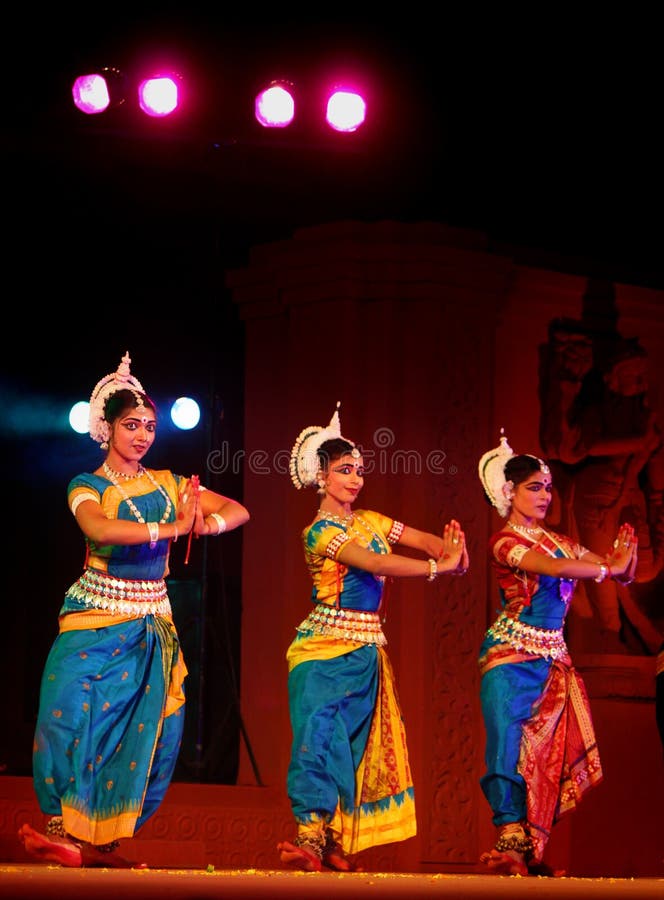 India dancers in traditional costume
