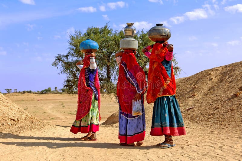 India, Jaisalmer: Women in the desert