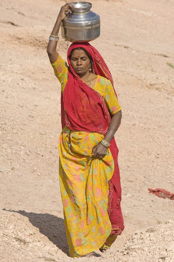 India, Rajasthan, Thar desert: Woman searching wat
