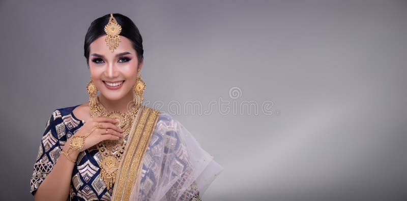 https://thumbs.dreamstime.com/b/indian-beautiful-bridal-woman-wear-traditional-wedding-dress-costume-indian-beauty-eyes-perfect-make-up-wedding-bride-199543397.jpg
