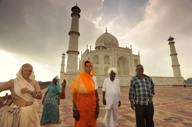 People Visit Taj Mahal in India Editorial Photo - Image of dome, hinduism:  160653721