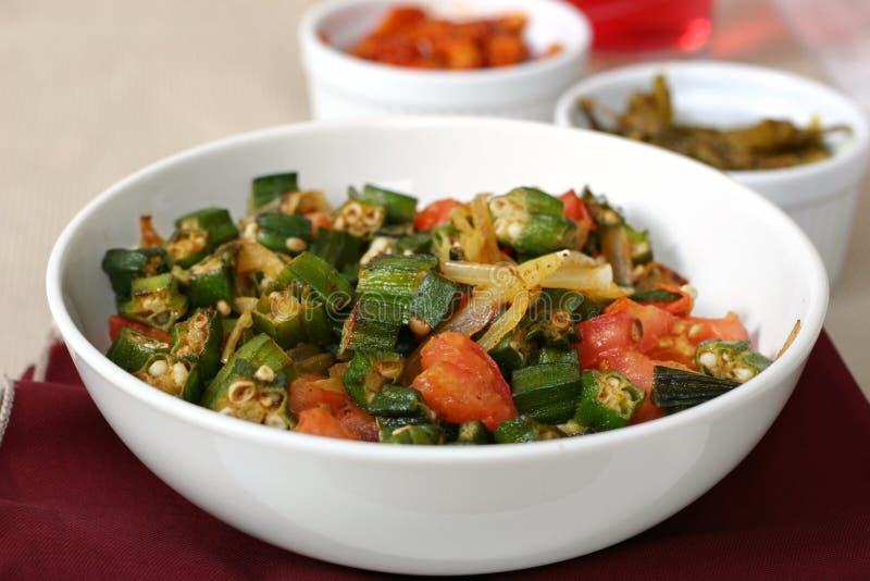 Tradizionale piatto Indiano di Okra poco profondo fritto con pomodori, cipolle e spezie.