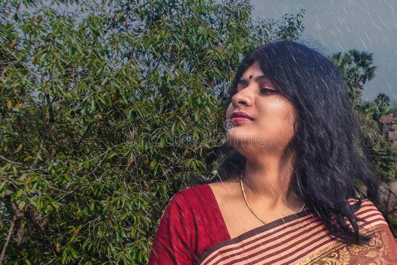 black saree look for girl – Joshindia