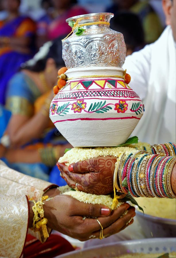 Indian groom and bride performing marriage rituals during marriage royalty free stock photos Indian groom and bride performing marriage rituals during marriage royalty free stock photos
