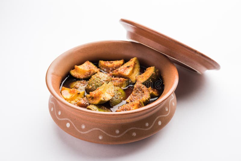 Indian homemade raw mango-pickle eller aam ka achar eller kairi loncha i en skål