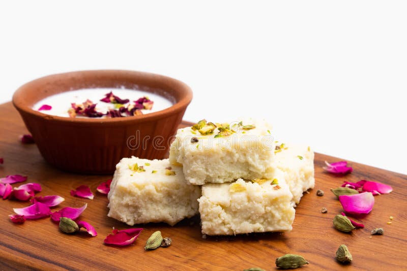 Indian mithai hot kalakand burfi auch bekannt als alwar mawa qalaqand barfi mishri mava oder khoa milchkuchen ist aus erstarrter m lizenzfreie stockfotografie