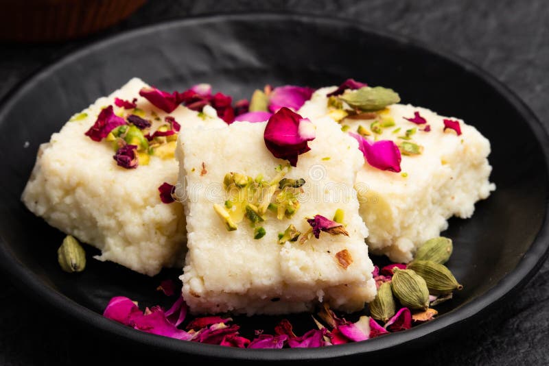 Indian mithai hot kalakand burfi auch bekannt als alwar mawa qalaqand barfi mishri mava oder khoa milchkuchen ist aus erstarrter m stockfoto