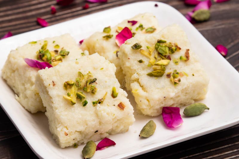 Indian mithai hot kalakand burfi auch bekannt als alwar mawa qalaqand barfi mishri mava oder khoa milchkuchen ist aus erstarrter m stockfotografie