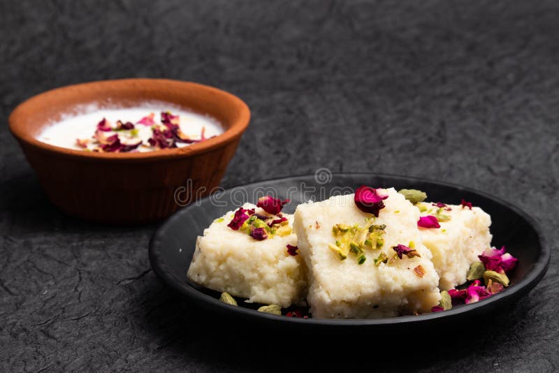 Indian mithai hot kalakand burfi auch bekannt als alwar mawa qalaqand barfi mishri mava oder khoa milchkuchen ist aus erstarrter m stockbilder