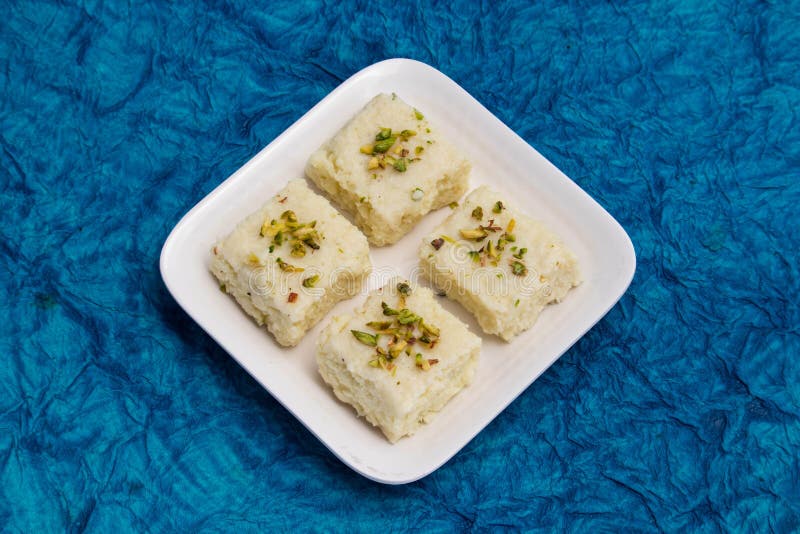 Indian mithai hot kalakand burfi auch bekannt als alwar mawa qalaqand barfi mishri mava oder khoa milchkuchen ist aus erstarrter m stockfoto