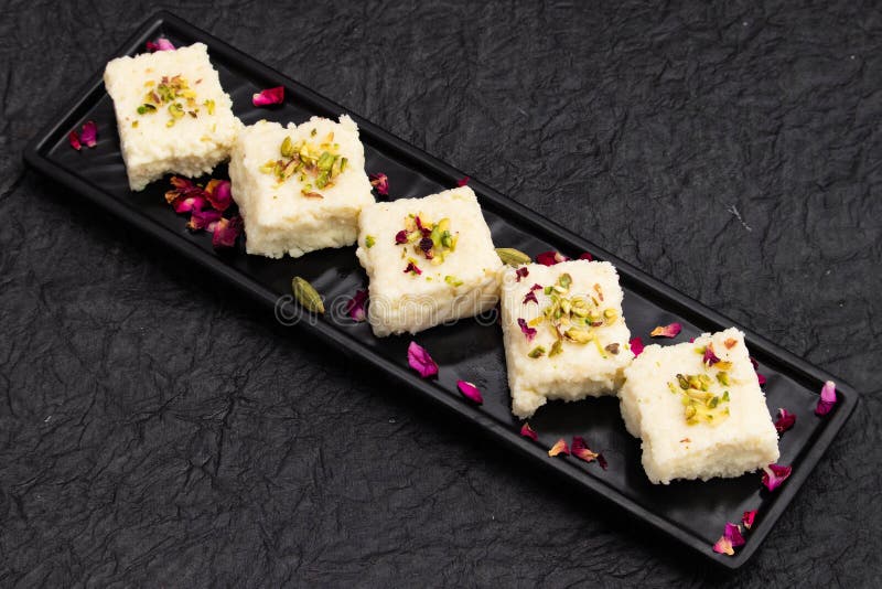 Indian mithai hot kalakand burfi auch bekannt als alwar mawa qalaqand barfi mishri mava oder khoa milchkuchen ist aus erstarrter m stockfotos