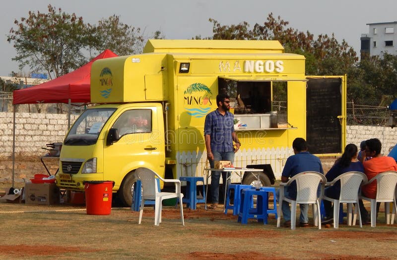 Indian street food vendor editorial photography. Image of crowd - 21771037