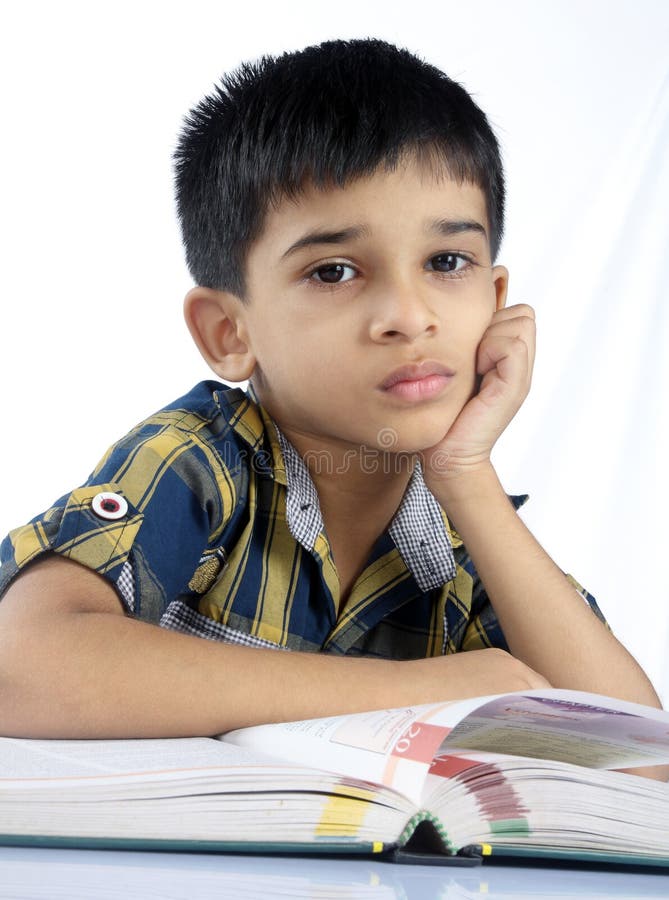 Индийский мальчик читает. Индийский мальчик не умеет читать.