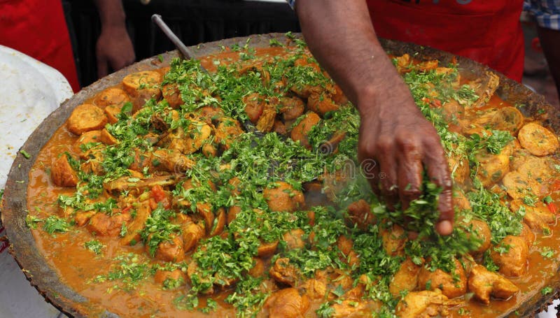 Indiano, Cibo di Strada, Facendo di Litti di Pollo, un piatto tradizionale di Stato di Bihar, in India.