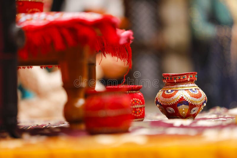 Hôn lễ truyền thống Ấn Độ: Cúp đồng trang trí Kalash - Một trong những nét đẹp truyền thống của đất nước Ấn Độ là hôn lễ với sự trang trọng và nghi lễ. Hình ảnh cúp đồng trang trí Kalash là một phần không thể thiếu trong lễ cưới Ấn Độ. Tranh ảnh tuyệt đẹp được chụp lại từ hôn lễ truyền thống này chắc chắn sẽ làm bạn tò mò và muốn khám phá hơn về nền văn hóa độc đáo của quốc gia này.