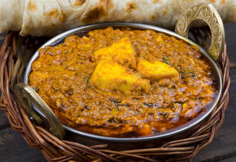 Indiano vegetariano la cucina vasca pure sapere come O è un indiano pasto da marinato formaggio serviamo speziato salsa sul antico di legno.