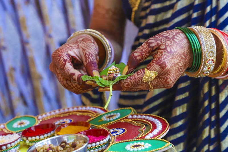 Indian Wedding Ceremony : Bangle in Bridal Hand with Mehandi Design Stock  Image - Image of background, female: 178287109