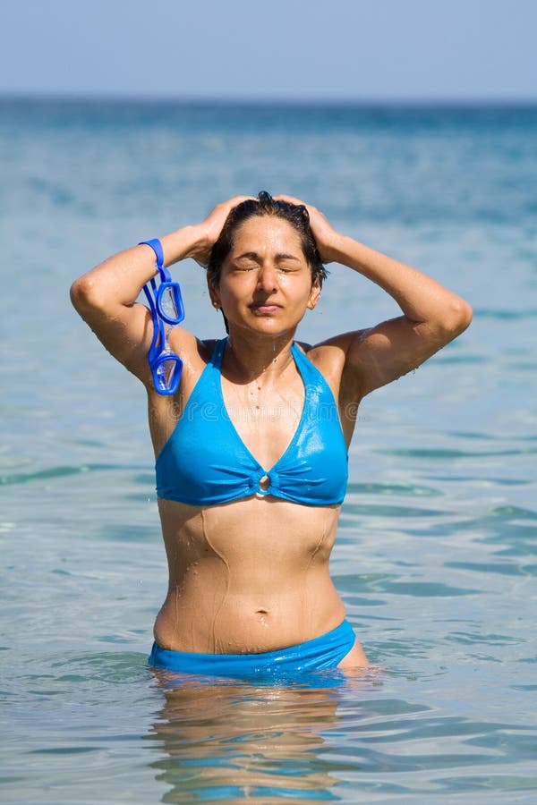 Vluchtig Absoluut vocaal Indian woman in bikini stock image. Image of bikini, goggles - 5720851