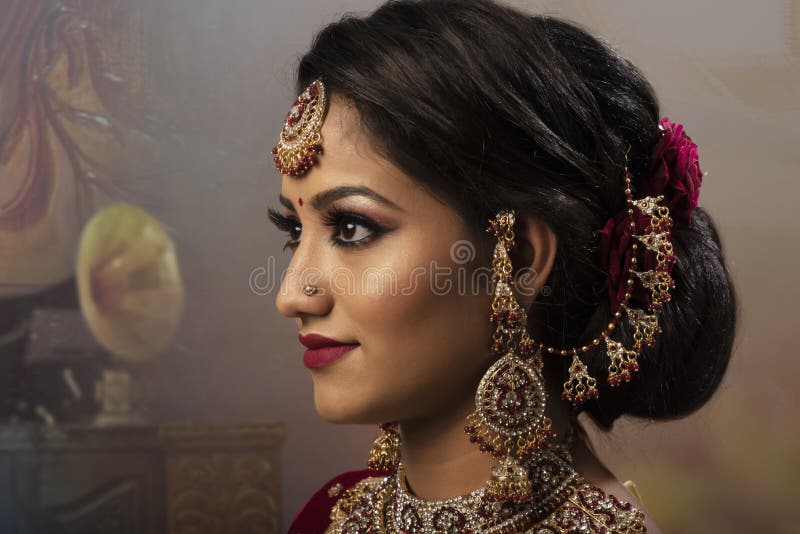 Indian Woman in Traditional Ethnic Wear Stock Image - Image of makeup,  jewelry: 176642011