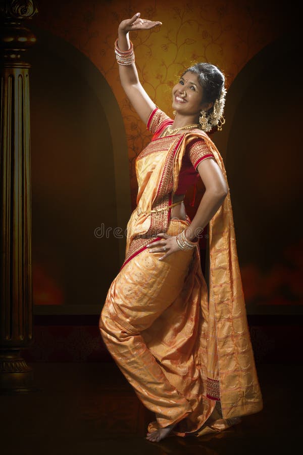 Indian Young Lady Performing Traditional Dance Stock Photo - Image of lavani,  saree: 139295660
