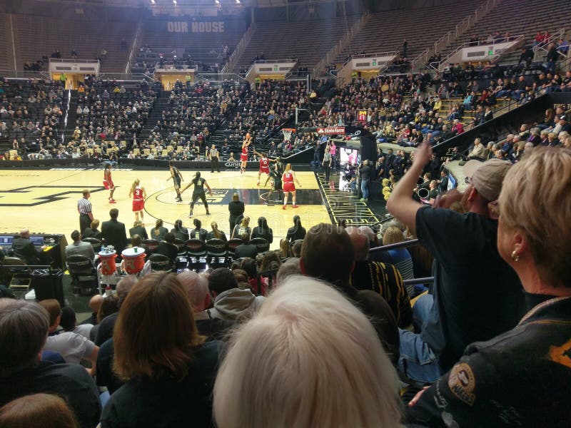 Indiana spelareforsar 3 pekar skottet i lek med Purdue royaltyfria bilder Indiana spelareforsar 3 pekar skottet i lek med Purdue royaltyfria bilder