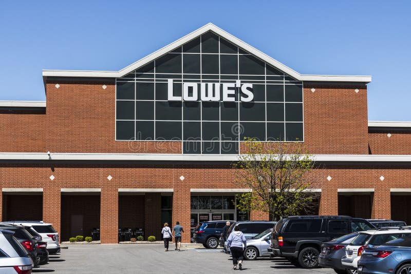 Indianapolis - cerca do abril de 2017: Armazém da melhoria home do ` s de Lowe O ` s de Lowe opera lojas varejos da melhoria home fotografia de stock Indianapolis - cerca do abril de 2017: Armazém da melhoria home do ` s de Lowe O ` s de Lowe opera lojas varejos da melhoria home fotografia de stock