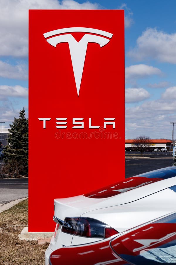 Indianapolis - cerca do março de 2019: Centro de serviço de Tesla Tesla diz que as estações novas do compressor V3 se reduzirão r fotos de stock Indianapolis - cerca do março de 2019: Centro de serviço de Tesla Tesla diz que as estações novas do compressor V3 se reduzirão r fotos de stock