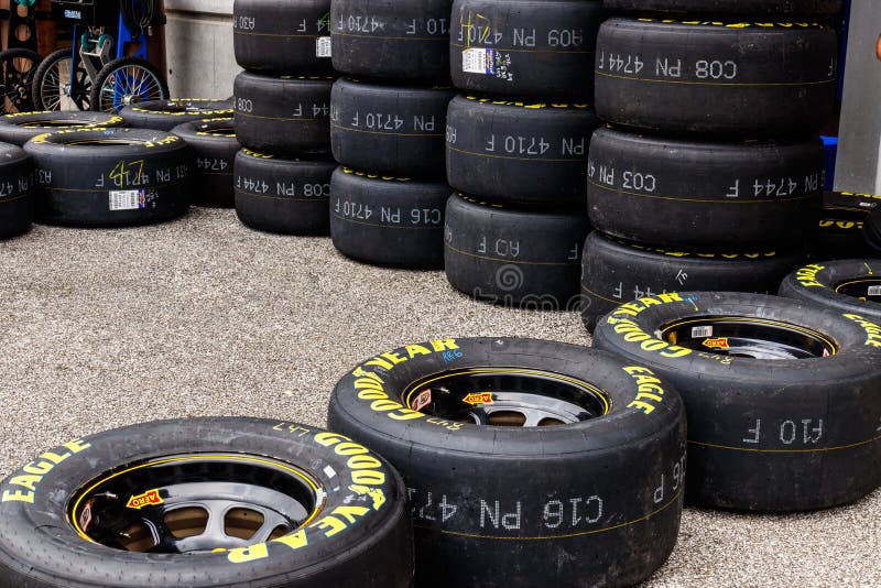 Indianapolis - cerca do setembro de 2018: Grupos de Goodyear Eagle NASCAR que compete pneus mim fotografia de stock Indianapolis - cerca do setembro de 2018: Grupos de Goodyear Eagle NASCAR que compete pneus mim fotografia de stock