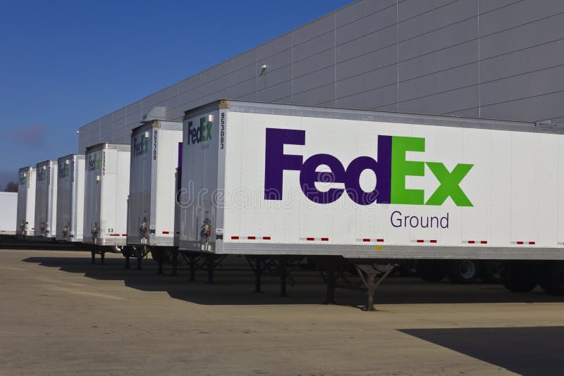 Indianapolis - Circa December 2015: Federale Uitdrukkelijke Vrachtwagens in Ladingsdok royalty-vrije stock afbeelding Indianapolis - Circa December 2015: Federale Uitdrukkelijke Vrachtwagens in Ladingsdok royalty-vrije stock afbeelding