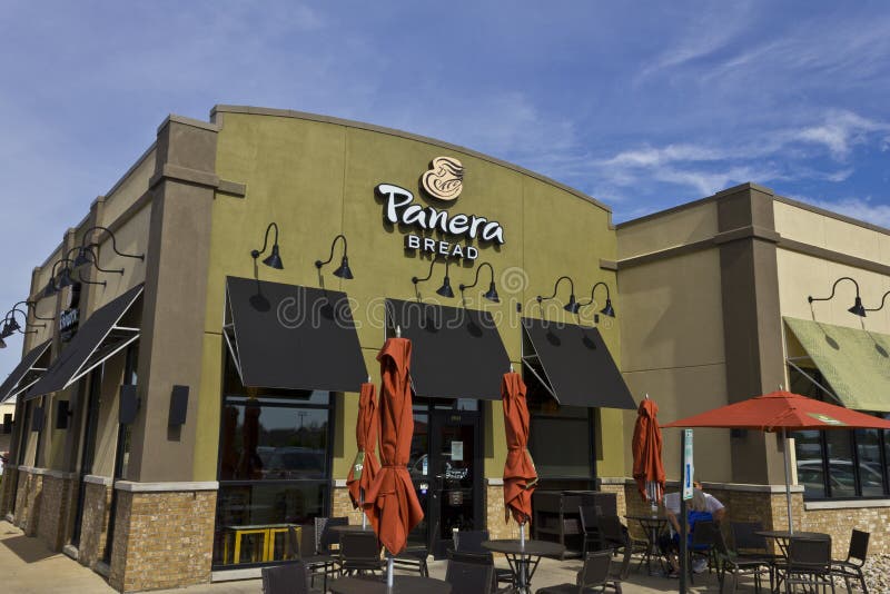 Indianapolis - circa im Juni 2016: Panera-Brot-Einzelhandels-Standort Panera ist eine Kette von den schnellen zufälligen Restaura lizenzfreie stockbilder Indianapolis - circa im Juni 2016: Panera-Brot-Einzelhandels-Standort Panera ist eine Kette von den schnellen zufälligen Restaura lizenzfreie stockbilder