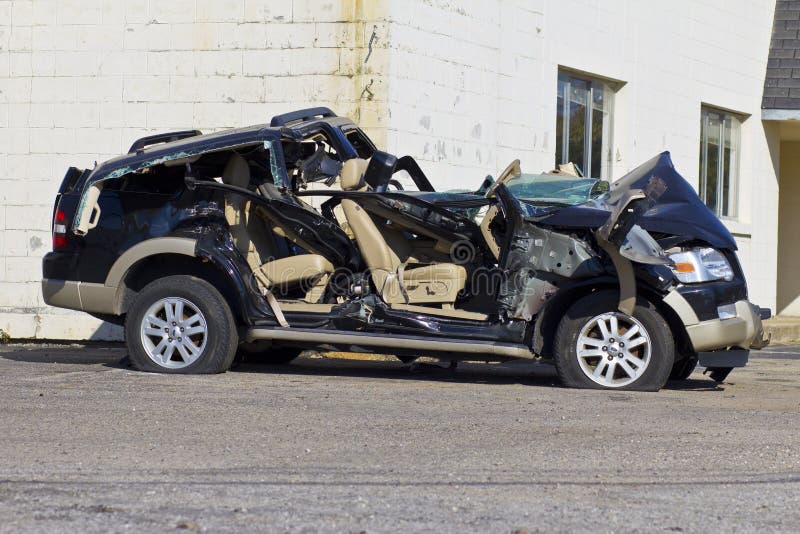 INDIANAPOLIS - CIRCA IM OKTOBER 2015: Belaufenes SUV-Automobil nach Alkohol- im Strassenverkehrunfall I lizenzfreie stockfotografie INDIANAPOLIS - CIRCA IM OKTOBER 2015: Belaufenes SUV-Automobil nach Alkohol- im Strassenverkehrunfall I lizenzfreie stockfotografie