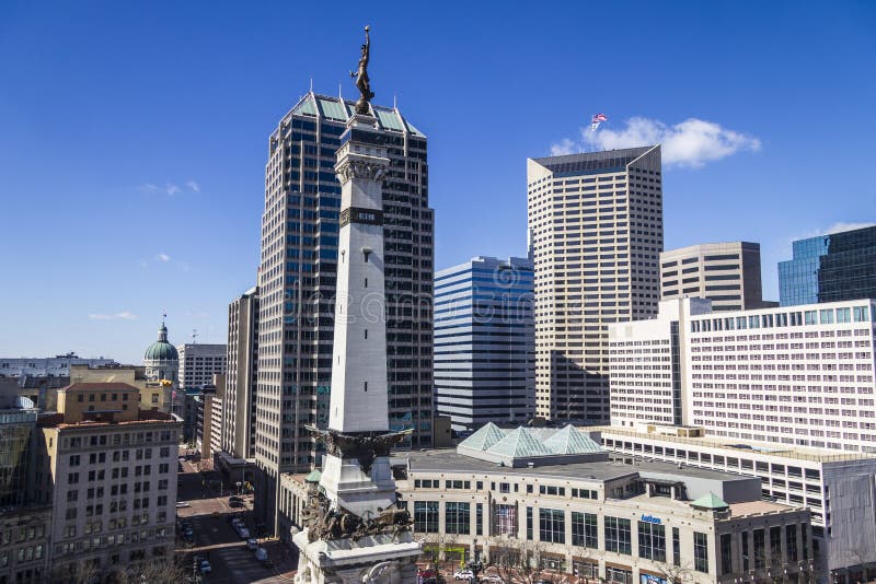 Indianapolis - Circa Maart 2017: Horizon de Van de binnenstad van Indianapolis van Monumentencirkel op Sunny Day IV stock foto's Indianapolis - Circa Maart 2017: Horizon de Van de binnenstad van Indianapolis van Monumentencirkel op Sunny Day IV stock foto's