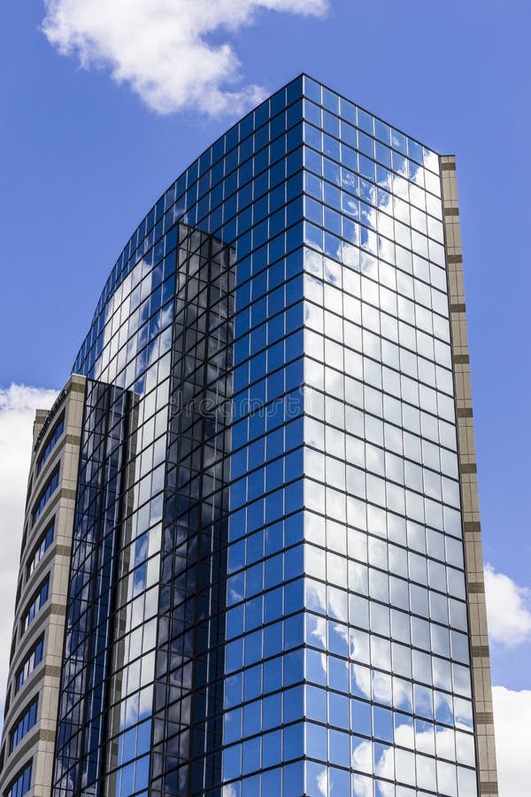 Indianapolis - circa septiembre de 2016: Rascacielos de la ventana de teja del espejo con el cielo azul y las nubes blancas en la imagenes de archivo Indianapolis - circa septiembre de 2016: Rascacielos de la ventana de teja del espejo con el cielo azul y las nubes blancas en la imagenes de archivo