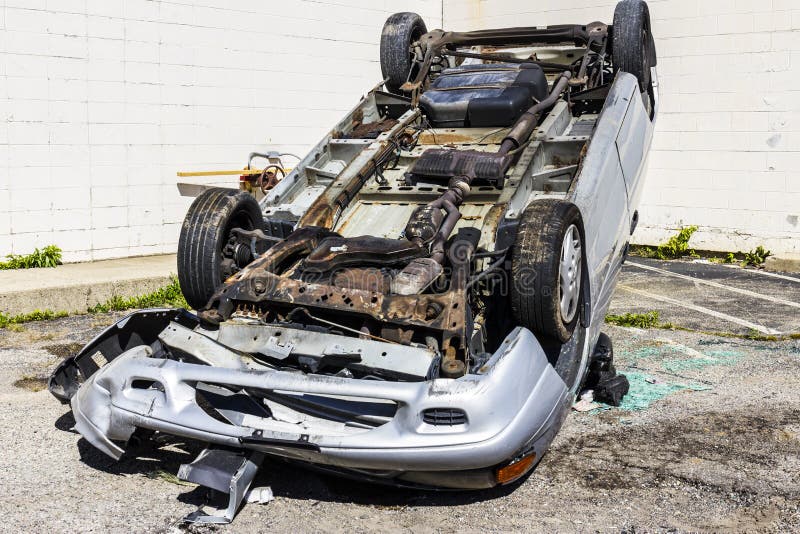 Indianapolis - circa settembre 2016: Automobile totalizzata di SUV dopo l'incidente movente ubriaco II fotografia stock libera da diritti Indianapolis - circa settembre 2016: Automobile totalizzata di SUV dopo l'incidente movente ubriaco II fotografia stock libera da diritti