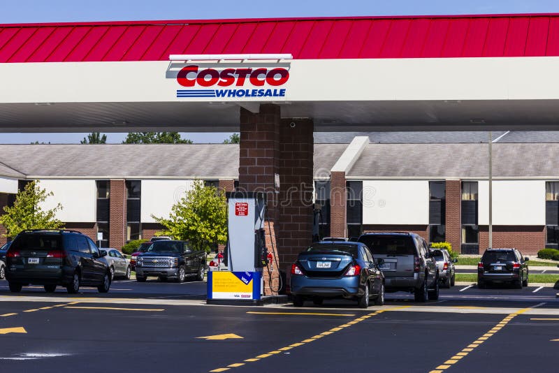 Indianapolis - vers en septembre 2016 : Emplacement V d'essence de vente en gros de Costco