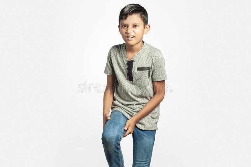 Indianbarn som håller sitt skadade lår på grund av smärta arkivfoto