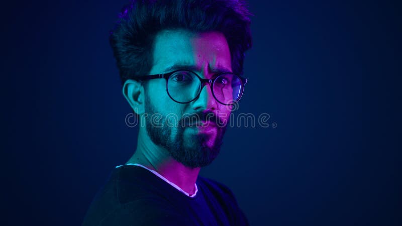 Indianer Mann Profil Wende Kopf schauende Kamera seriöse Entwickler programmieren Internet-Technologie Hacker-Programmierer lizenzfreie stockfotos