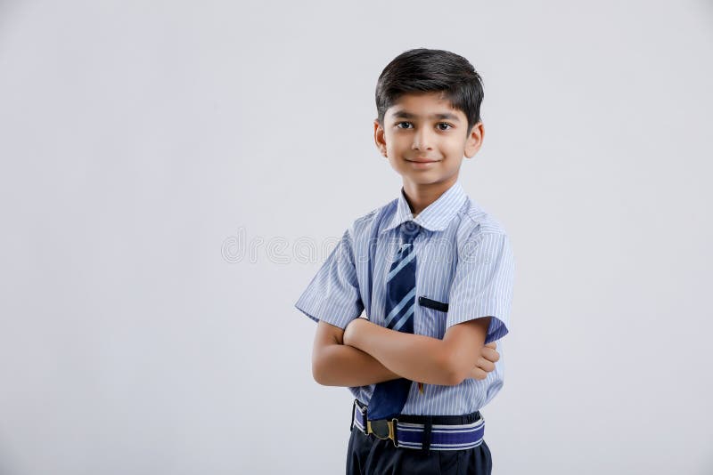 Indiano pequeno bonito do indiano/uniforme vestindo asiático do menino de escola