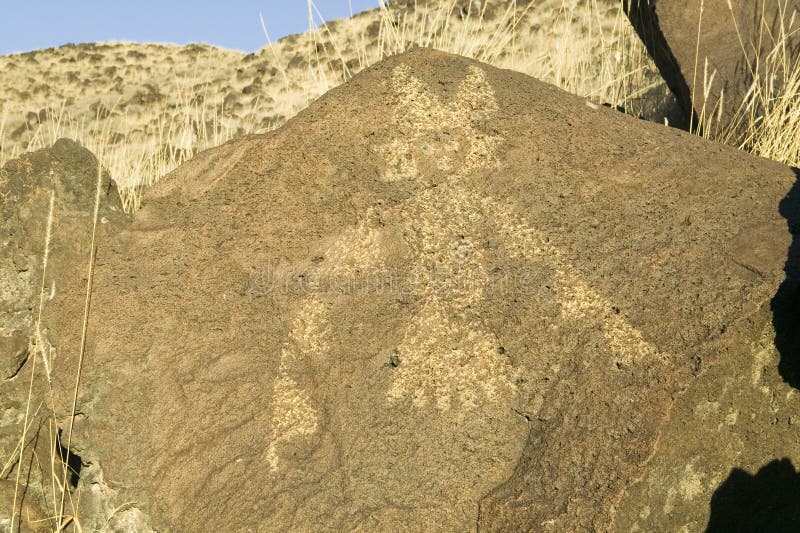 Indianpetroglyphs på den nationella monumentet för Petroglyph, utanför Albuquerque som är ny - Mexiko royaltyfria bilder Indianpetroglyphs på den nationella monumentet för Petroglyph, utanför Albuquerque som är ny - Mexiko royaltyfria bilder
