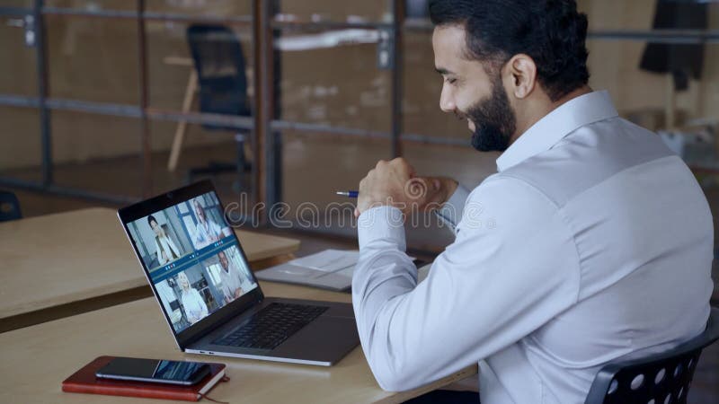 Indiansk chef som leder videokonferens med teamföretag på datorn.