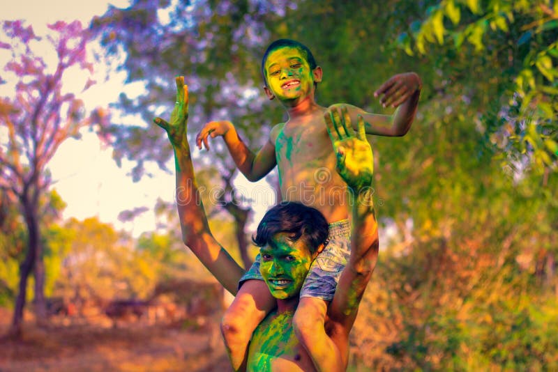 Indiański dziecko bawić się z kolorem w holi festiwalu fotografia royalty free Indiański dziecko bawić się z kolorem w holi festiwalu fotografia royalty free
