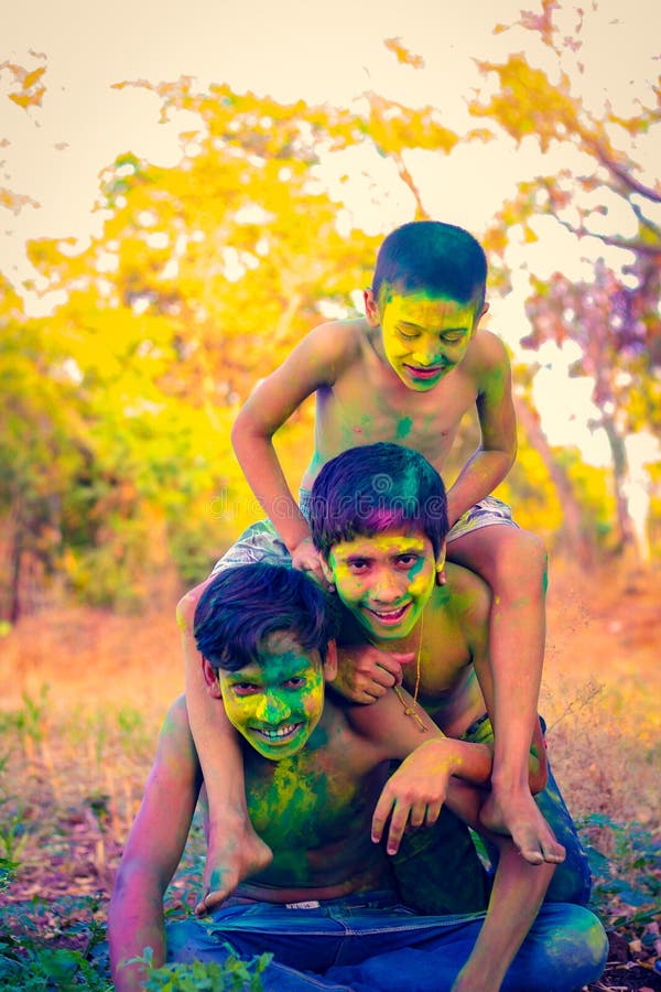Indiański dziecko bawić się z kolorem w holi festiwalu obraz stock Indiański dziecko bawić się z kolorem w holi festiwalu obraz stock