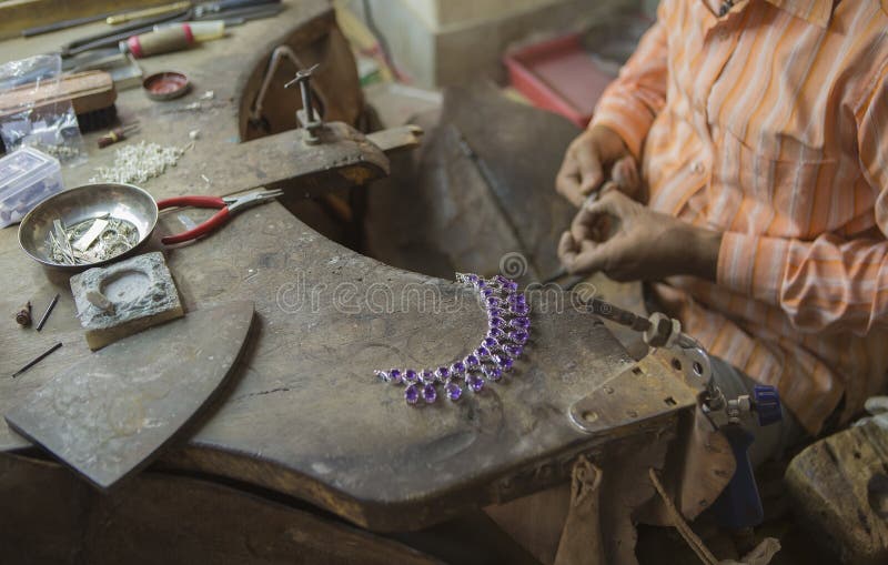 Indiański jubiler robi Orientalnej biżuterii w warsztacie _